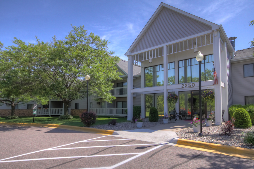 Apartment Rentals in Roseville, MN Victoria Place Pet Friendly